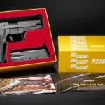 A edição comemorativa vem com um embalagem original, manual do usuário e o livreto de edição limitada "History of the P226" aniversário (divulgação/Sig Sauer)