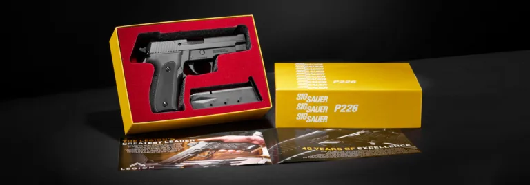 A edição comemorativa vem com um embalagem original, manual do usuário e o livreto de edição limitada "History of the P226" aniversário (divulgação/Sig Sauer)