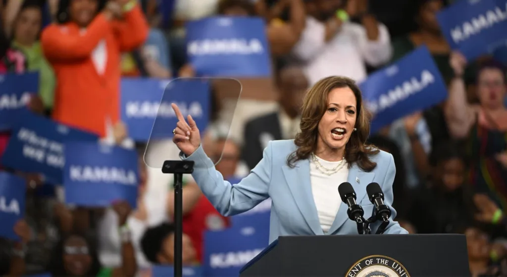 A candidata à presidência pelo partido democrata, Kamala Harris, afirmou na última semana que possui armas e que dispararia contra um eventual invasor (divulgação)