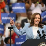 A candidata à presidência pelo partido democrata, Kamala Harris, afirmou na última semana que possui armas e que dispararia contra um eventual invasor (divulgação)