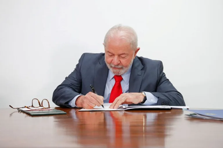 Lula assina decreto que torna o Brasil membro permanente da Conferência do Desarmamento