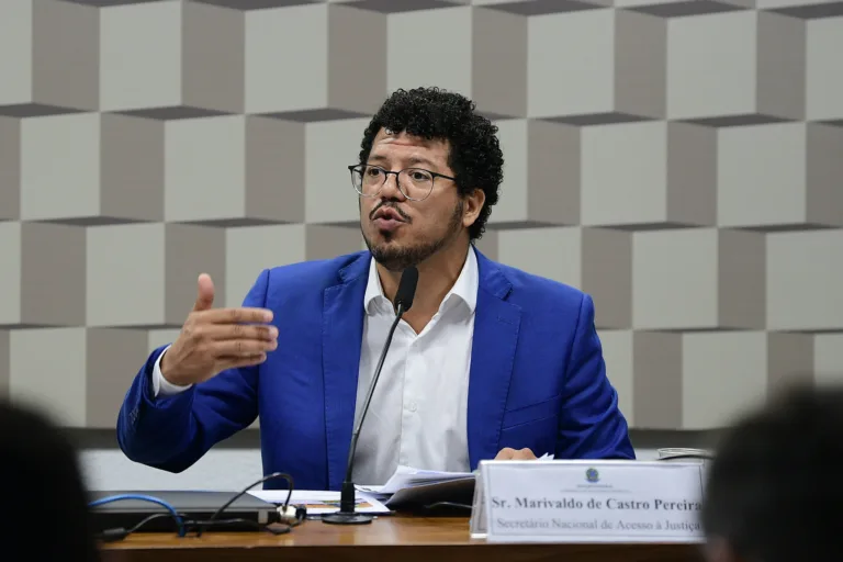 Marivaldo de Castro Pereira deixou a audiência após ser atacado pessoalmente por um deputado.