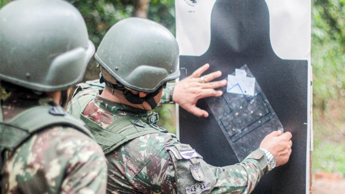 Militares do EB tampam alvo em estande de tiro