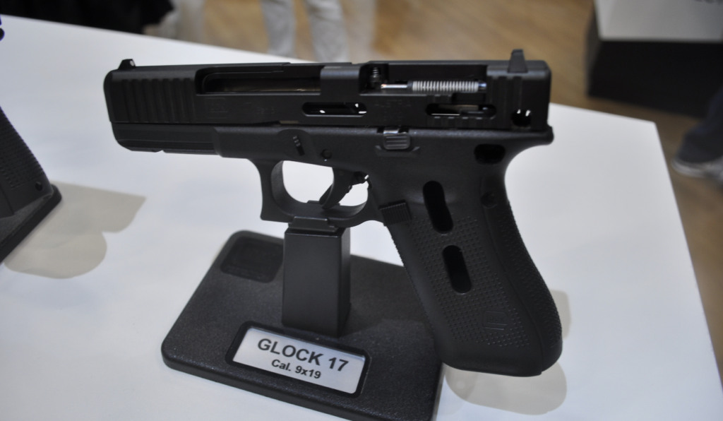 Pistola G17 da Glock, com 'recorte' para exposição de seu funcionamento, durante a COP 2024