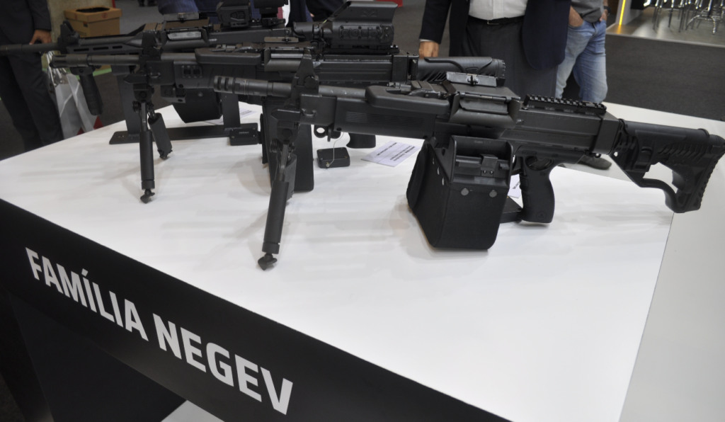 As metralhadoras Negev, da IWI, em exposição durante a COP 24