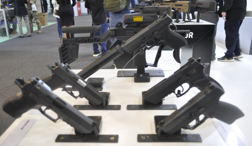 Pistolas da IWI expostas na COP 2024