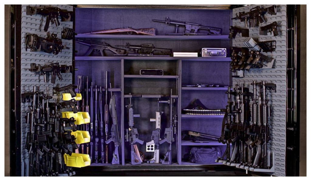 Cofre com armas guardas, como fuzis, carabinas de ferrolho e pistolas. O novo sistema Sinarm CAC da PF permite alterar o endereço de guarda das armas