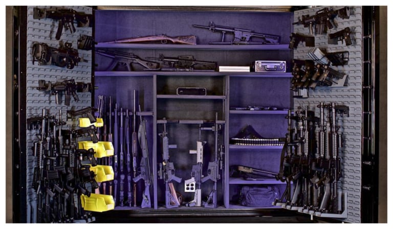 Cofre com armas guardas, como fuzis, carabinas de ferrolho e pistolas. O novo sistema Sinarm CAC da PF permite alterar o endereço de guarda das armas