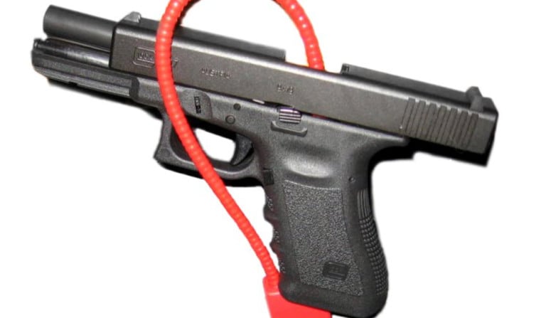 Imagem mostra uma Glock com um 'Gun Lock' passado na arma Imagem mostra uma Glock com um 'Gun Lock' passado na arma