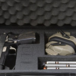 Case com pistola, abafador e carregadores. A GT dos CACs está disponível para solicitação no sistema da Polícia Federal