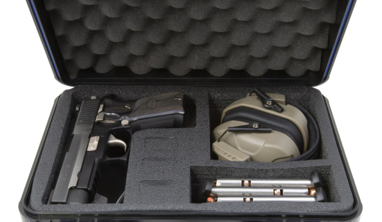 Case com pistola, abafador e carregadores. A GT dos CACs está disponível para solicitação no sistema da Polícia Federal Case com pistola, abafador e carregadores. A GT dos CACs está disponível para solicitação no sistema da Polícia Federal