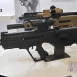 Fuzil da Tavor, da IWI, no estande da fabricante durante a feira COP International
