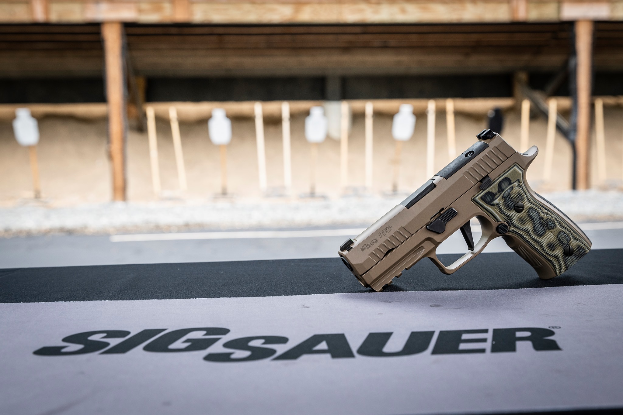 Pistola da Sig Sauer, P320, apoiada numa bancada