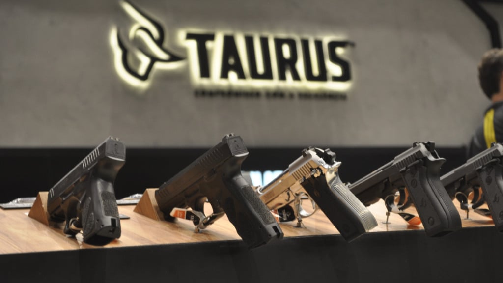 Novo calibre desenvolvido pela fabricante gaúcha foi lançado em junho de 2024. Na foto, pistolas Taurus expostas na AMTT-SP (Pedro Pligher/TGT)