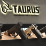 Novo calibre desenvolvido pela fabricante gaúcha foi lançado em junho de 2024. Na foto, pistolas Taurus expostas na AMTT-SP (Pedro Pligher/TGT)