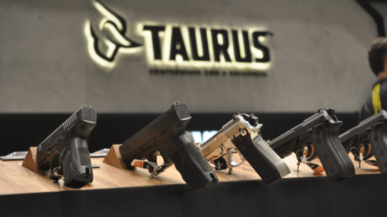 Novo calibre desenvolvido pela fabricante gaúcha foi lançado em junho de 2024. Na foto, pistolas Taurus expostas na AMTT-SP (Pedro Pligher/TGT)