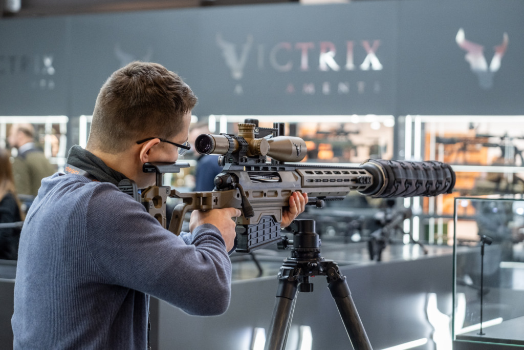 A feira reuniu mais de 1.000 players do mercado de armas, incluindo fabricantes, varejistas e distribuidores, de todo o mundo. Na foto, um rife da italiana Victrix, em .50 BMG (Divulgação/IWA) A feira reuniu mais de 1.000 players do mercado de armas, incluindo fabricantes, varejistas e distribuidores, de todo o mundo. Na foto, um rife da italiana Victrix, em .50 BMG (Divulgação/IWA)
