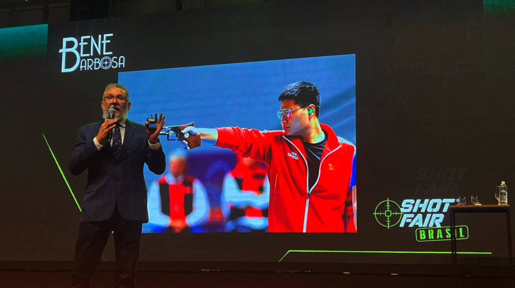O escritor Benê Barbosa durante palestra na Shot Fair 2026 O escritor Benê Barbosa durante palestra na Shot Fair 2026